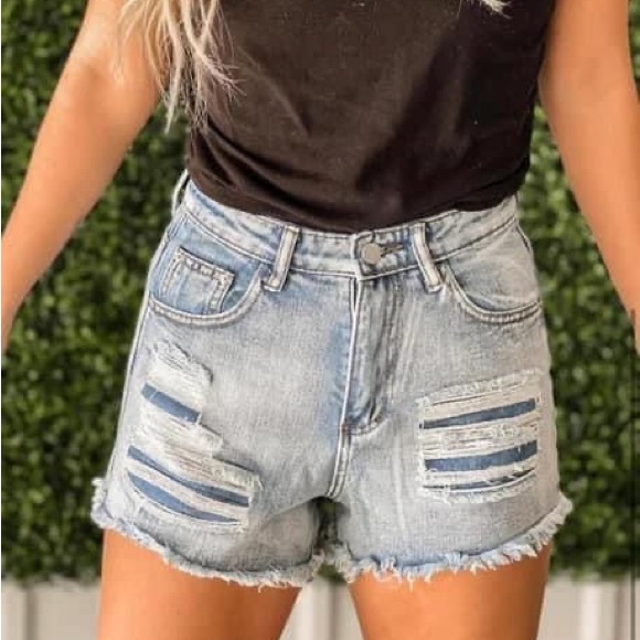 Super cute high waisted denim shorts - Picture 2 of 3